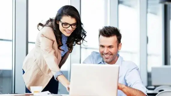 Evento híbrido con asistentes presenciales y virtuales - Colombia