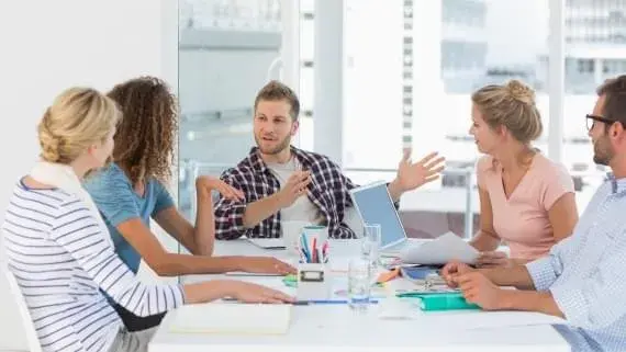 Plataforma de eventos híbridos con control de asistencia y streaming